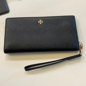 Tory Burch NWOT Emerson wristlet Slim Black